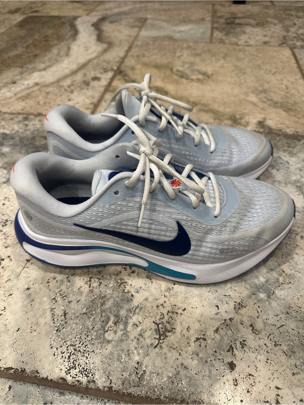 Nike Men’s Light Grey Athletic Sneakers with Navy Swoosh and Teal Accent